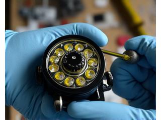 Reparatur einer Angelrolle: Neue Lager werden eingesetzt und Komponenten geschmiert.