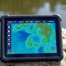 Tablet zeigt 3D-Mapping eines Seebeckens von einem Smart Echolot